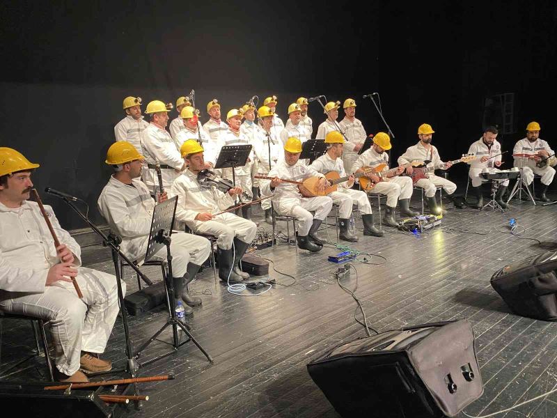 Madenci Korosu’nun sahne aldığı anma gecesi duygusal anlara sahne oldu
