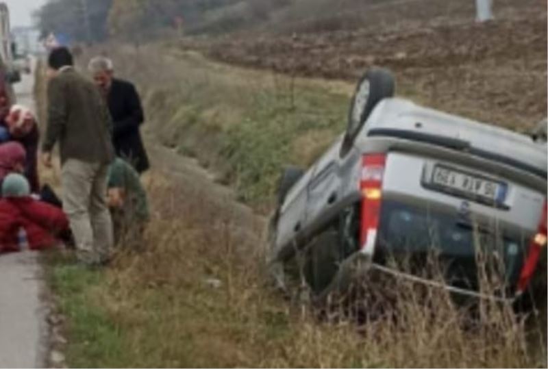 Kanala düşen otomobilden sağ çıktılar
