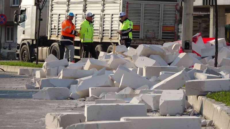 Ordu’da tırdan yola dökülen gaz beton, trafiği aksattı
