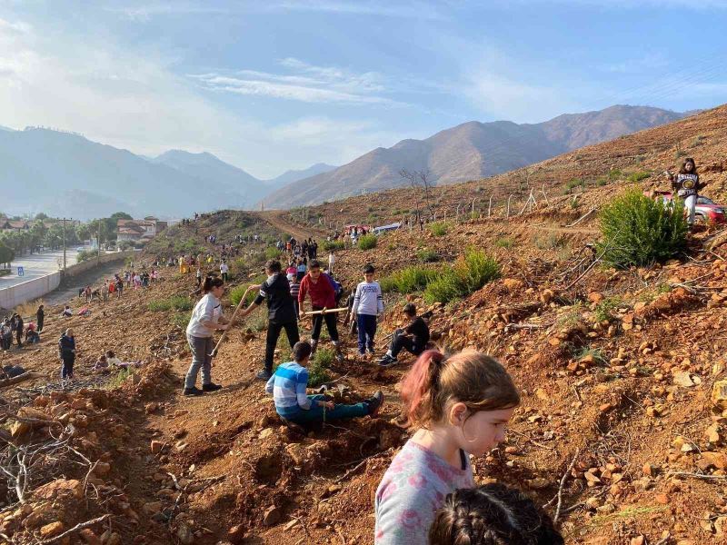 İçmelerli öğrenciler yüzlerce fidanı toprakla buluşturdu
