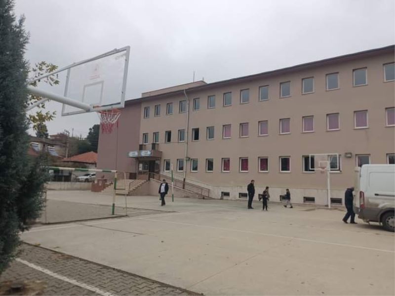 Sarıgöl’de okullara basketbol potaları yerleştirildi
