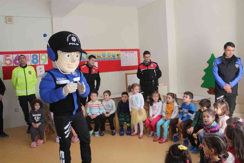 Çocuklar polis maskotu ‘Kanka’ ile eğlenerek öğrendi
