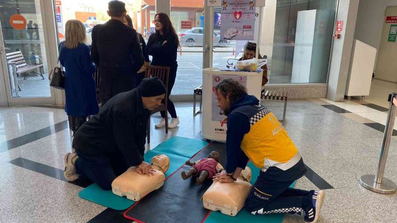 Acil Sağlık Hizmetleri Haftası çerçevesinde vatandaşlara ilkyardım eğitimi
