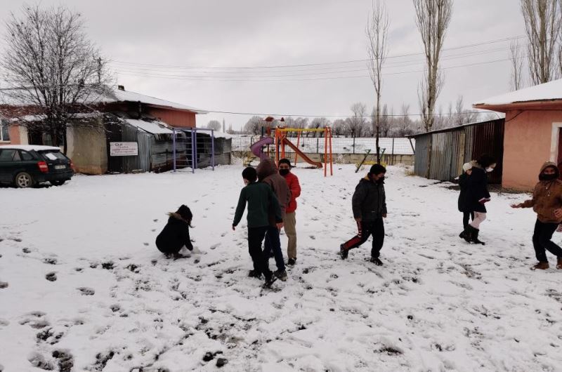 Erzincan’da ilçelere yağan karın keyfini çocuklar çıkardı
