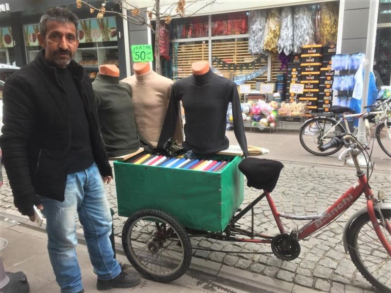 Bisikletinin selesinde 2 haftalık oğlunun hikayesini taşıyor
