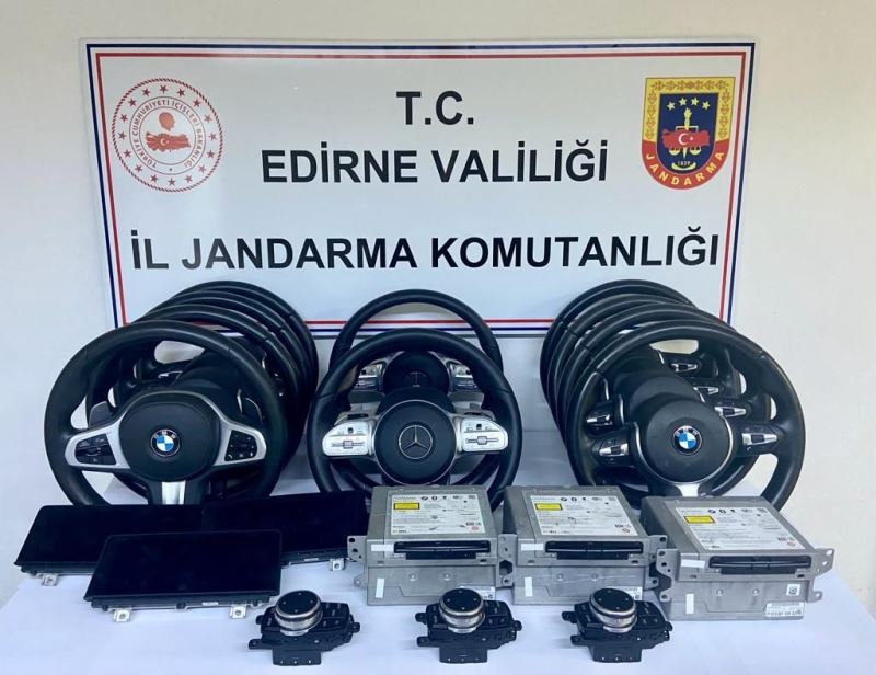 Edirne’de 370 bin liralık kaçak otomobil parçaları ele geçirildi
