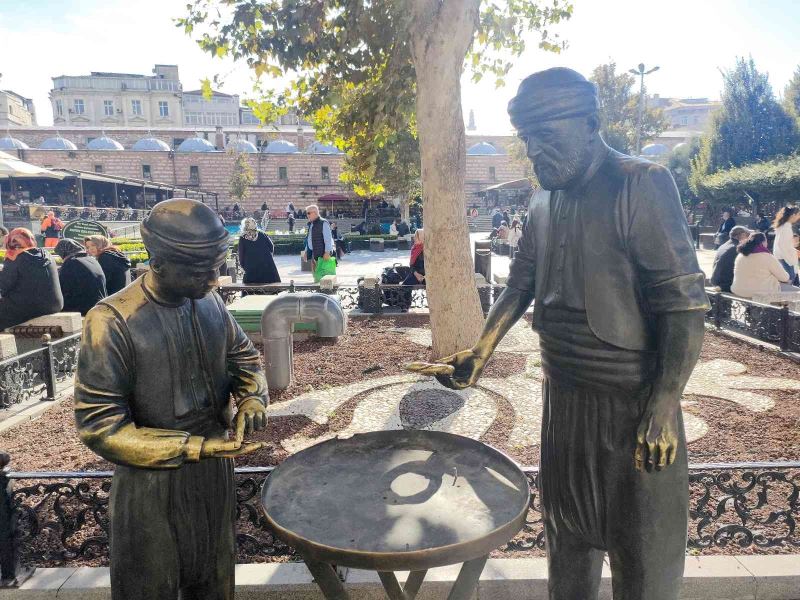 Eminönü’nde bulunan simitçi heykelinin bronz simitleri çalındı
