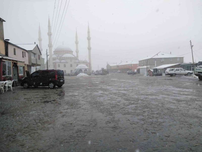 Gümüşhane’de mevsimin ilk karı düştü, yüksek kesimler beyaza büründü

