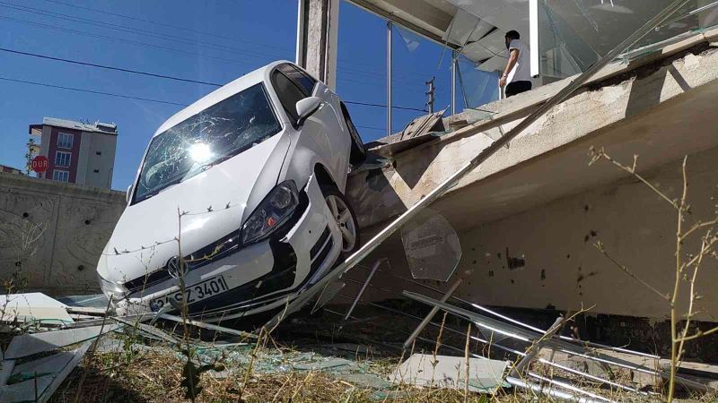 Fren yerine gaza bastı, önce dükkana girdi, sonra bahçeye düştü
