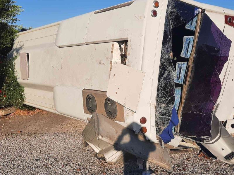 Tır ile midibüs çarpıştı: 3 yaralı
