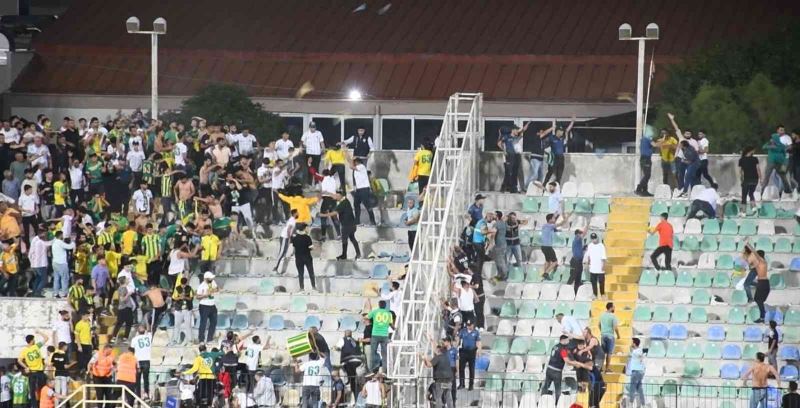 Tarsus İdman Yurdu ile Şanlıurfa maçında koltuklar havada uçuştu
