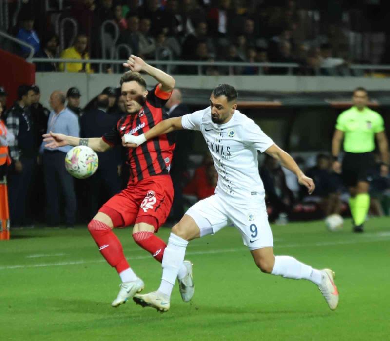 Menemen hem atıyor, hem yiyor
