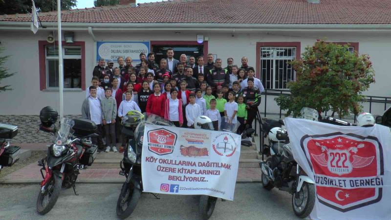 Motosikletlerle köy okuluna bin 222 kitap bağışlandı
