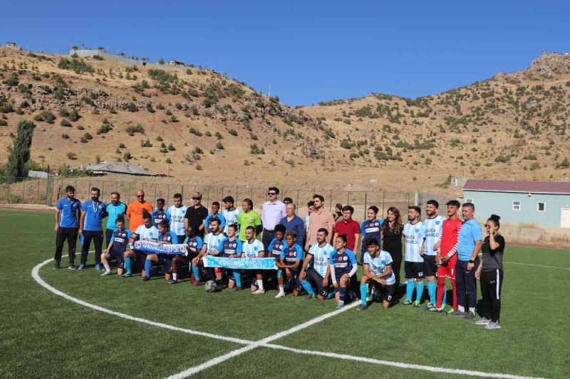 Kadın futbol takımı erkekleri yendi
