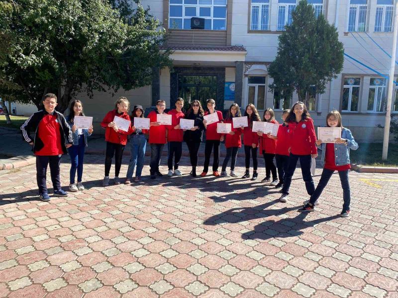 Türkçe isim kullanan işyerlerini tek tek gezerek, teşekkür belgesi verdiler
