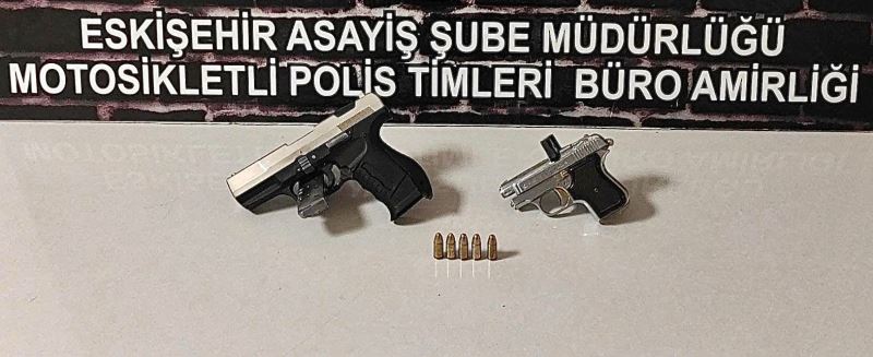 Şüpheli şahısların üzerinde 7 adet tabanca ele geçirildi
