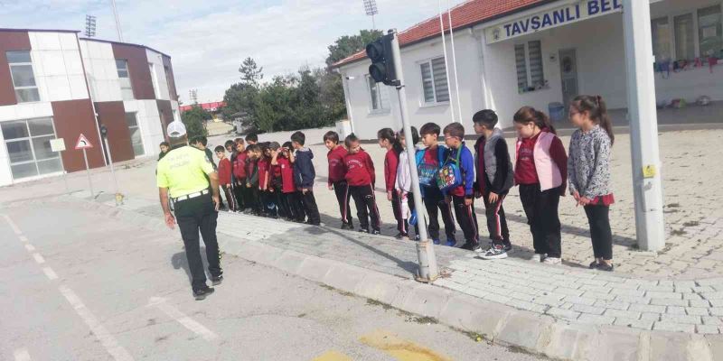 Tavşanlı’da 329 öğrenciye güvenli trafik kullanımı konusunda eğitim verildi
