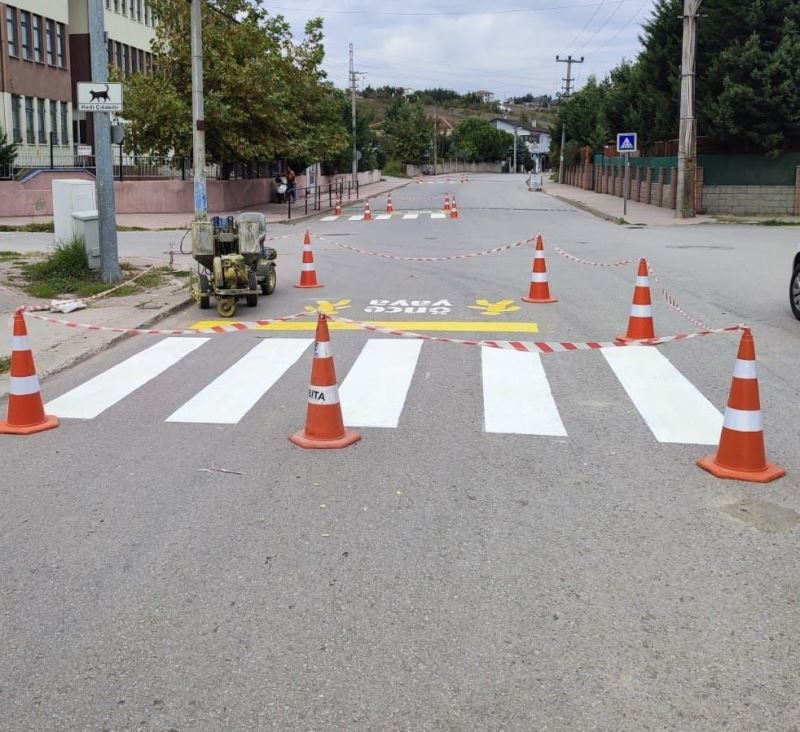 Yalova’da okul yaya yolu çizgileri yeniden boyandı
