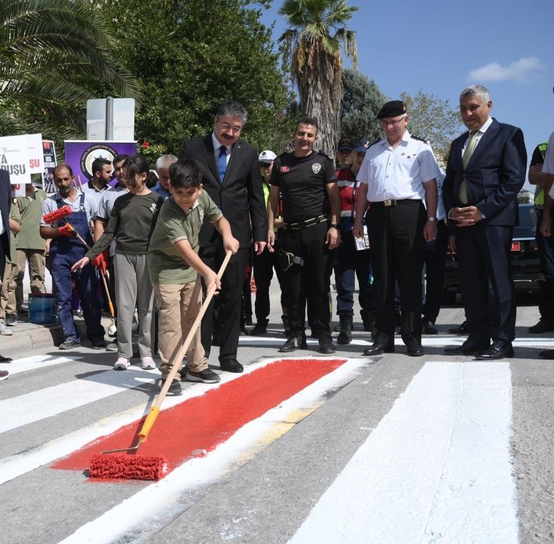 Osmaniye’de yaya geçitleri kırmızıya boyandı
