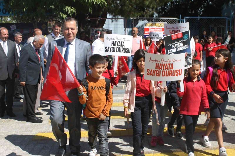 Turgutlu’da yaya geçidi orta çizgileri kırmızıya boyandı
