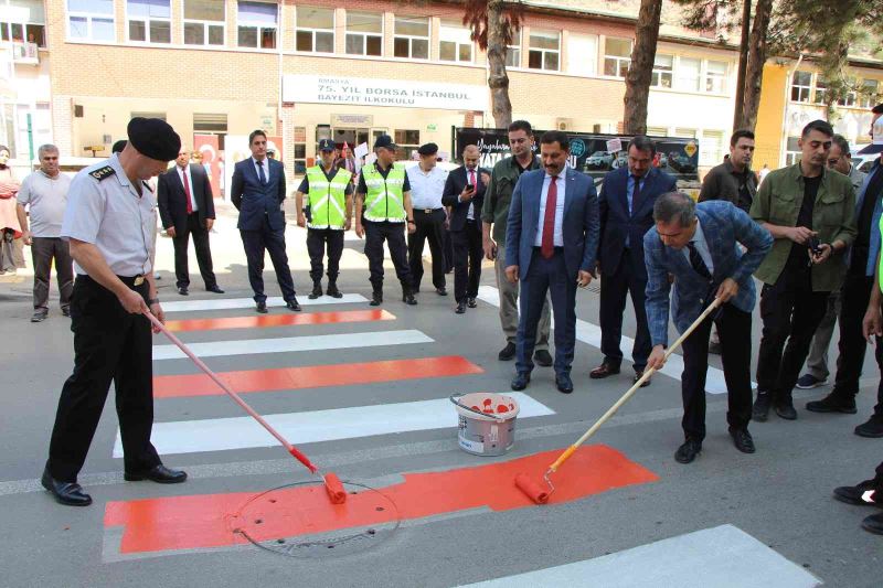 Amasya’da yöneticiler ’yayalara öncelik’ için yaya geçidini boyadı
