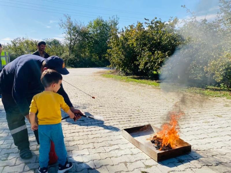 Küçük itfaiyeciler yangın söndürdü
