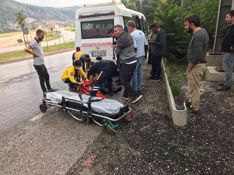 Kontrolden çıkan motosiklet minibüse çarptı, sürücüsü yaralandı
