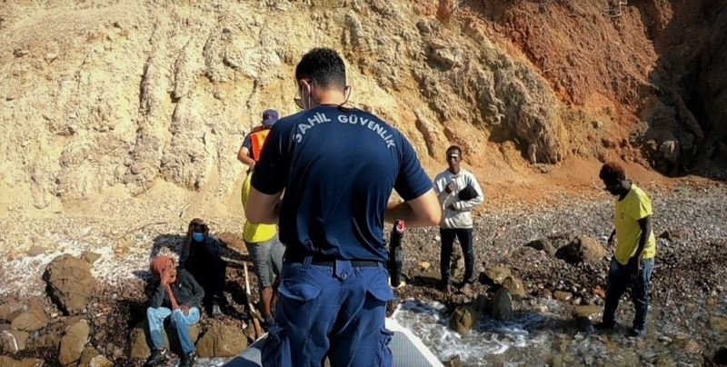 İzmir açıklarında 54 düzensiz göçmen yakalandı, 119 göçmen kurtarıldı
