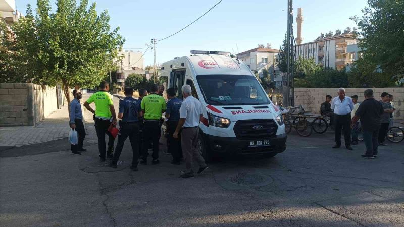 Otomobilin çarpıp kaçtığı ambulanstaki doktor yaralandı
