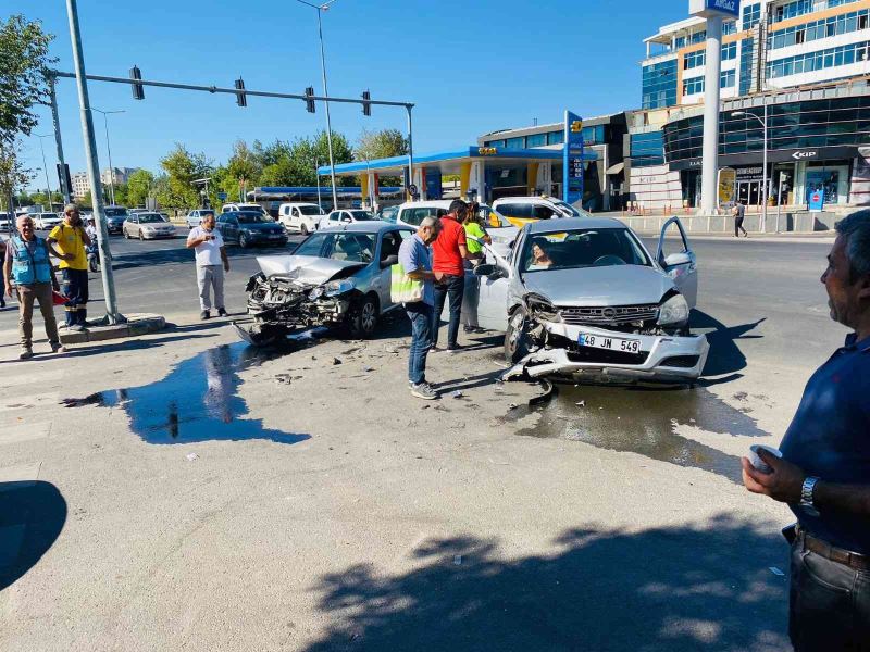 Dönüşün yasak olduğu yola girdi, iki araç kafa kafaya çarpıştı
