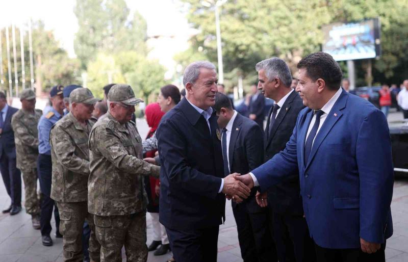 Bakan Akar Isparta’da ziyaretlerde bulundu, vatandaşlarla bir araya geldi
