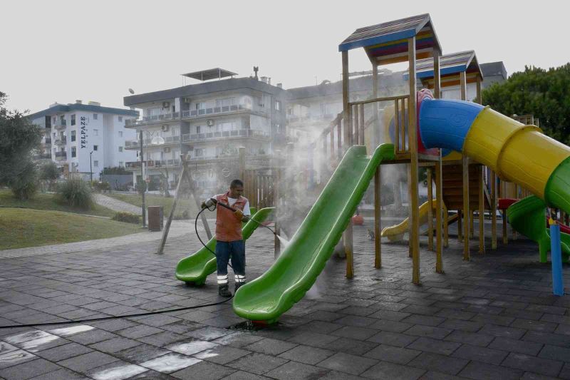 Kuşadası’nın farklı mahallelerinde temizlik çalışması sürüyor
