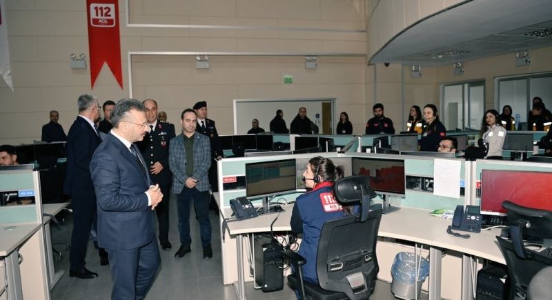 Aydın Valisi Aksoy, 112 Acil Çağrı Merkezi personelinin yeni yılını kutladı
