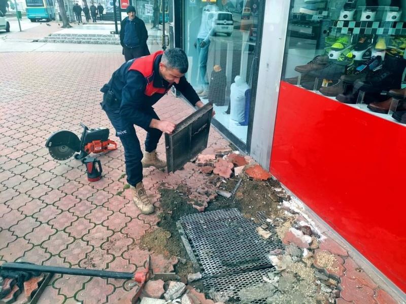 Mazgal içerisinde mahsur kalan kediyi itfaiye kurtardı
