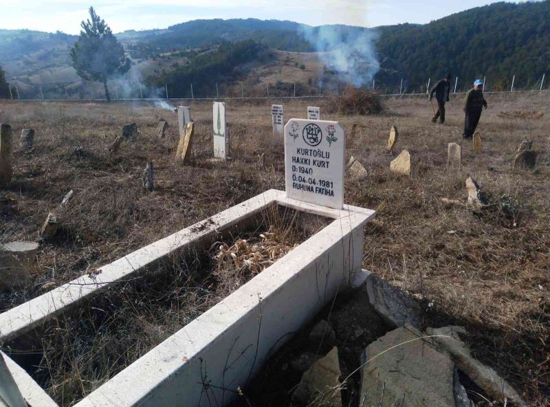 Hisarcık’ın Ulaşlar köyünde mezarlığı hayırseverler temizledi

