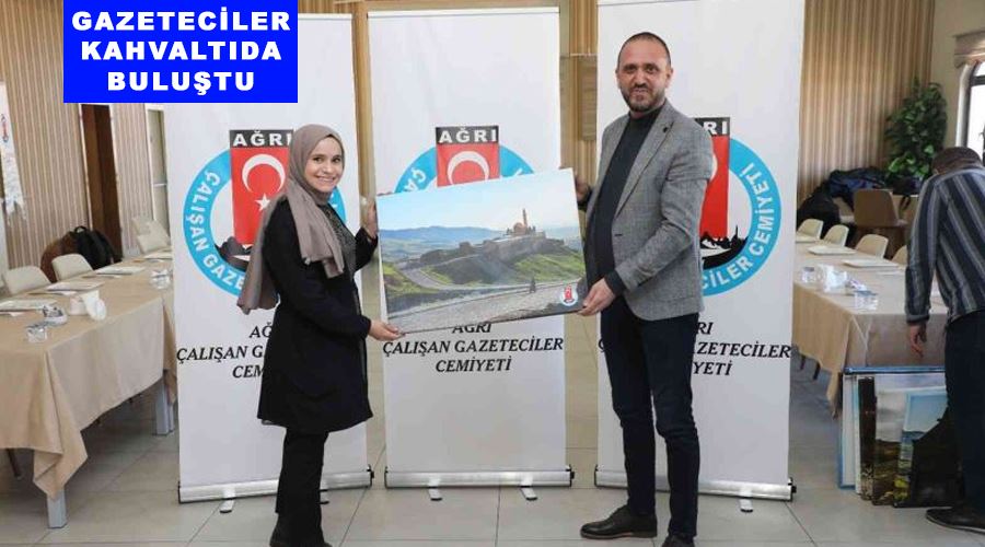 Gazeteciler kahvaltıda buluştu