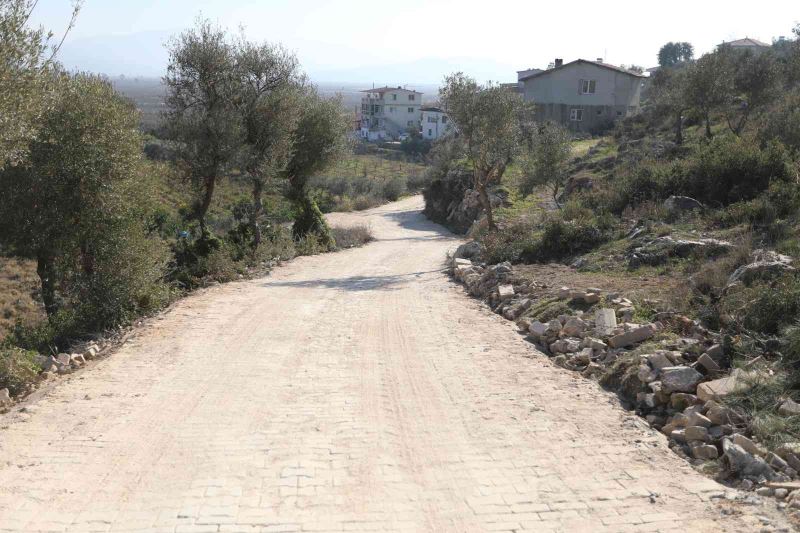 Selçuk’ta tarımsal arazi yolları yenileniyor
