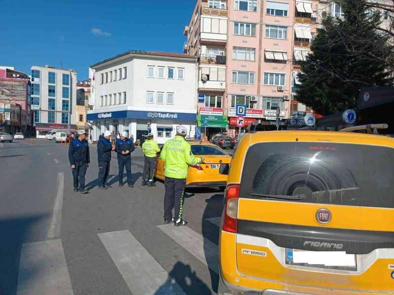 Kırklareli’de kurallara uymayan ticari araç sürücülerine ceza yağdı
