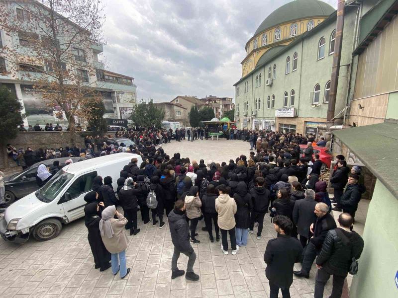 Beşinci kattan boş havuza düşen öğretmen, son yolculuğuna uğurlandı
