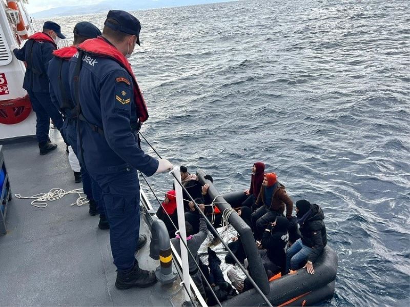 Ayvacık açıklarında Yunan unsurlarınca ölüme terk edilen 12 kaçak göçmen kurtarıldı
