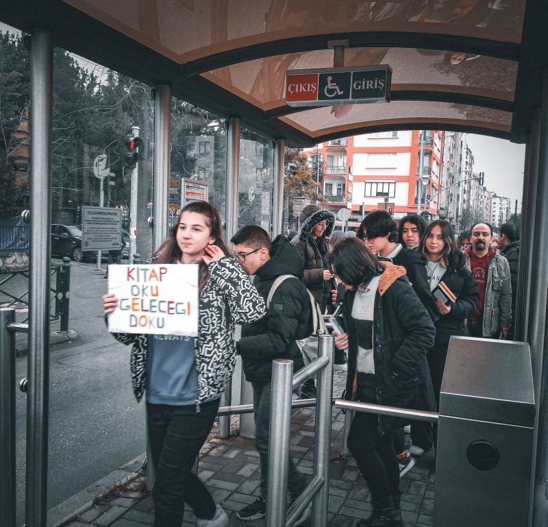 (ÖZEL) Tramvayda kitap okuma etkinliği
