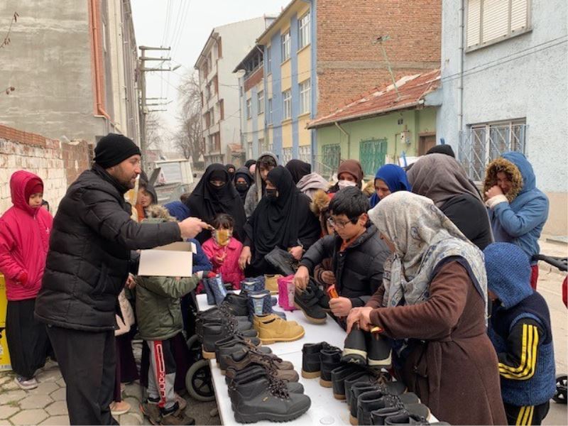 (ÖZEL) Yardımsever imam mahalledeki çocuklara umut oldu
