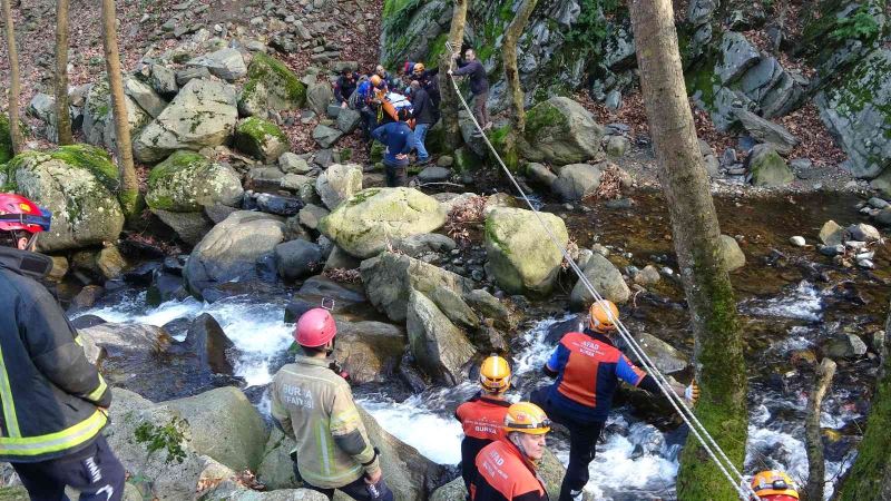 Odun toplarken uçurumdan yuvarlanarak ayağını kıran kişi, nefes kesen operasyonla kurtarıldı
