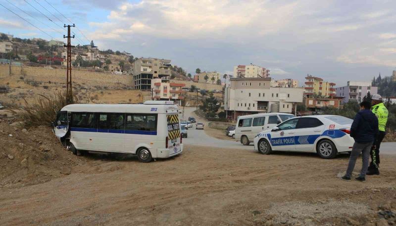 Freni boşalan öğrenci servisi toprak yığınına çarptı: 4 yaralı
