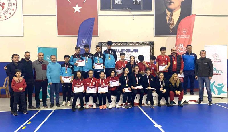 Badminton grup müsabakalarında finale yükselen takımlar belli oldu
