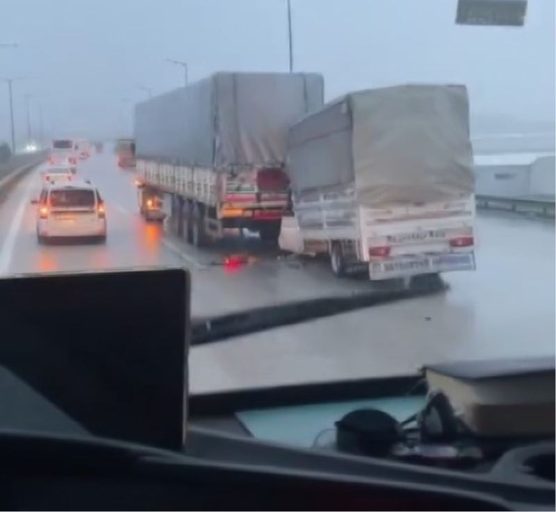 Seyir halindeki tıra arkadan çarpan kamyonetin sürücüsü hayatını kaybetti
