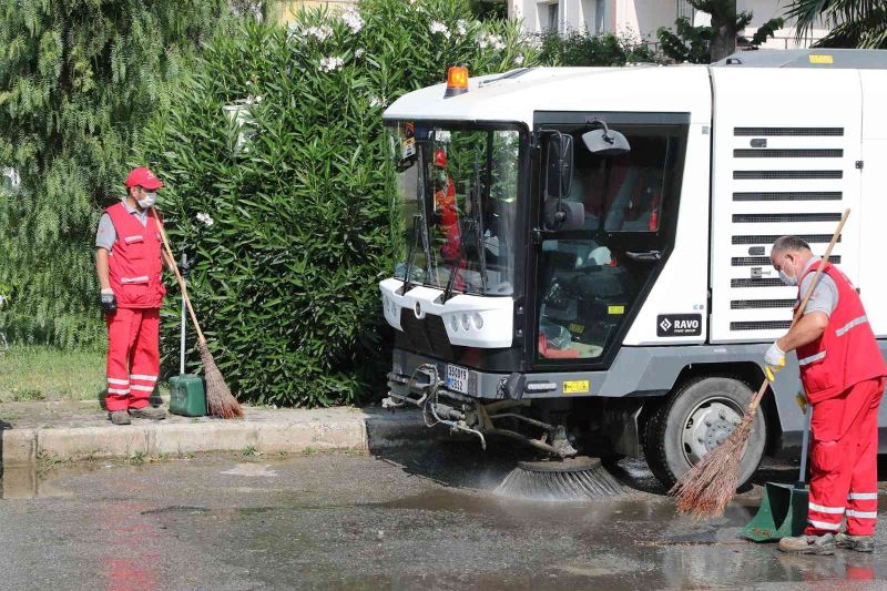 Bayraklı’da yüzlerce ton evsel atık toplanıyor
