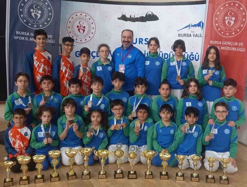 Çayırovalı karateciler Bursa’dan 15 kupa ve 14 madalyayla döndü
