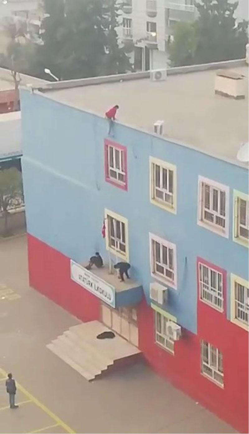 Mardin’de okulun çatısına çıkan çocuk yürekleri ağızlara getirdi
