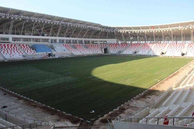 Karaman’ın yeni şehir stadyumunda çim serme işlemi tamamlandı
